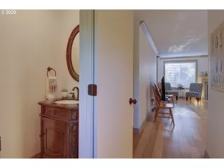 Photo #4: 20307789 Listing