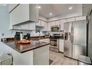 Photo #5: 20313854 Listing