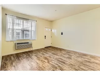 Photo #4: 203189057 Listing