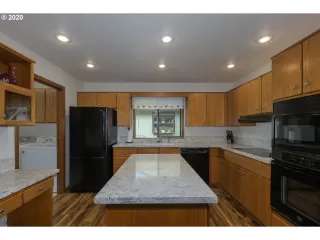 Photo #4: 20323319 Listing