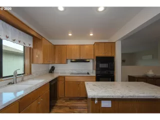 Photo #5: 20323319 Listing