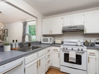 Photo #5: 20325837 Listing