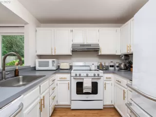 Photo #6: 20325837 Listing