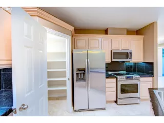 Photo #4: 20328677 Listing