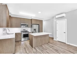 Photo #6: 20332199 Listing