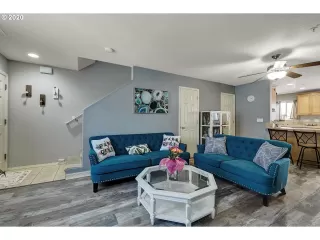 Photo #4: 20332919 Listing