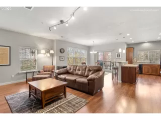 Photo #5: 20333937 Listing