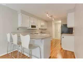 Photo #3: 20337476 Listing