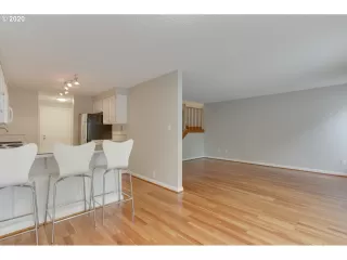 Photo #5: 20337476 Listing