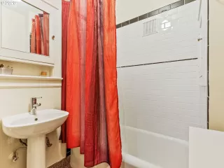 Photo #6: 20338500 Listing