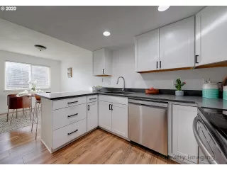 Photo #6: 20340599 Listing