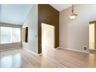 Photo #5: 20341877 Listing