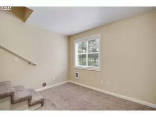 Photo #5: 20343596 Listing