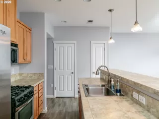 Photo #6: 20347345 Listing