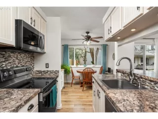 Photo #4: 203484607 Listing