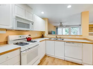 Photo #4: 20351218 Listing