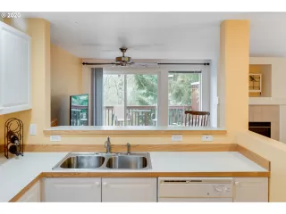 Photo #5: 20351218 Listing