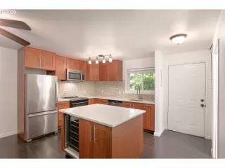 Photo #1: 20352407 Listing 