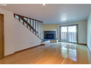 Photo #5: 20355136 Listing