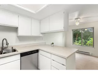 Photo #5: 20355724 Listing