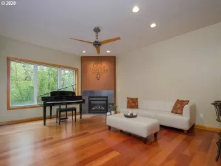 Photo #4: 20356205 Listing