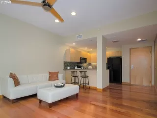 Photo #6: 20356205 Listing