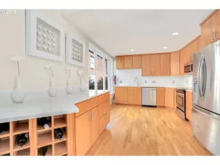 Photo #4: 20359407 Listing