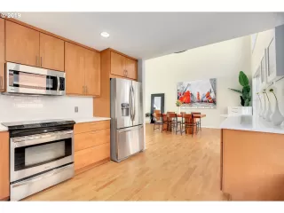 Photo #5: 20359407 Listing