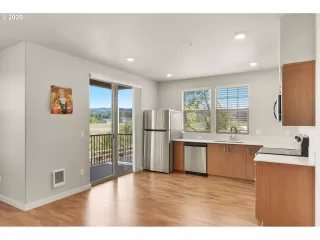 Photo #5: 20360957 Listing