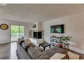 Photo #5: 20367917 Listing