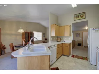 Photo #6: 20367999 Listing