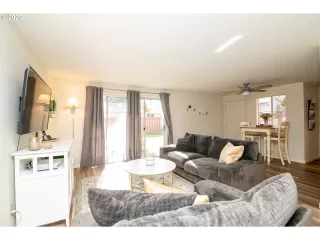 Photo #4: 20378896 Listing