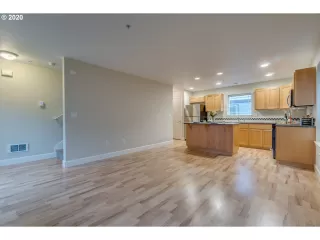 Photo #3: 20379203 Listing