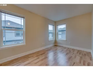 Photo #6: 20379203 Listing