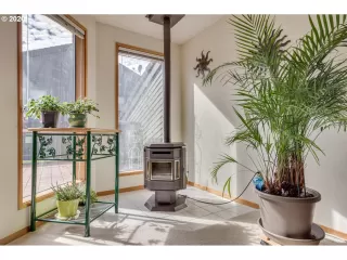 Photo #6: 20381318 Listing