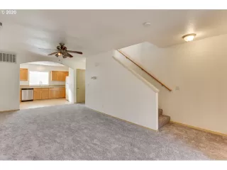 Photo #5: 20381509 Listing