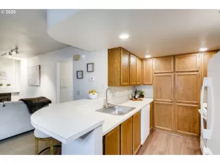 Photo #5: 20381623 Listing