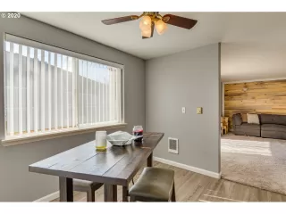 Photo #5: 20382477 Listing