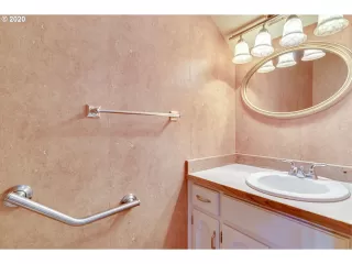 Photo #5: 20390018 Listing