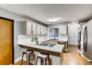 Photo #6: 20394263 Listing