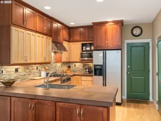 Photo #6: 20400065 Listing