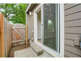 Photo #5: 20400844 Listing