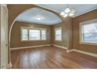 Photo #4: 20402239 Listing