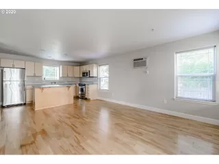 Photo #4: 20402979 Listing