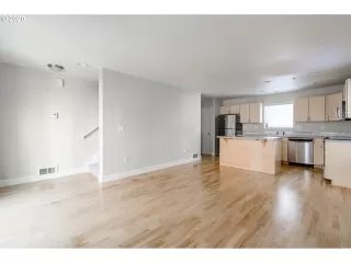 Photo #5: 20402979 Listing