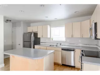 Photo #6: 20402979 Listing