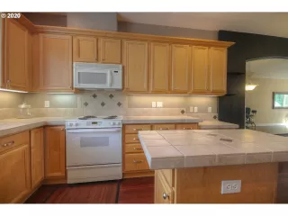 Photo #3: 20404461 Listing