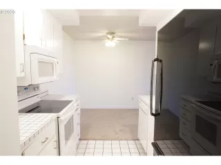 Photo #6: 20404481 Listing