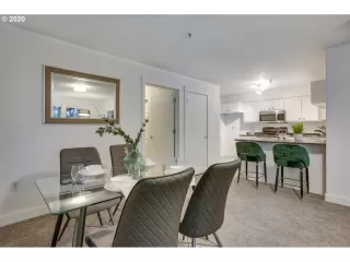 Photo #5: 20404807 Listing