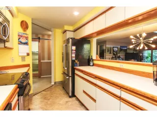 Photo #4: 20405216 Listing